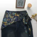 Λεπτομέλεια φούστας wrap από denim και μετάξι paisley, κομψός τριγωνικός σχεδιασμός σε στρώσεις. - Ένα μέγεθος / Bottoms / Φύλλο (05#)