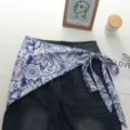 Vue détaillée de la jupe en jean portefeuille imprimé cachemire style soie, design unique. - Taille unique / Bas / Bleu Foncé (07#)