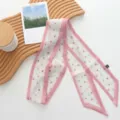 Rosa Erdbeerprint Twilly Schal für Damen, elegantes Haarband und modisches Halstuch. - Seidenschal in Altrosa