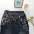 Λεπτομερης οψη τριγωνικου μεταξωτου φουλαριου μεσης με ομορφο σχεδιο και τζιν παντελονι. - Ένα μέγεθος / Bottoms / Μοτίβο (13#)