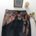 Jupe en jean élégante avec une écharpe portefeuille imprimée cachemire colorée pour femmes. - Taille unique / Bas / Rouge (16#)