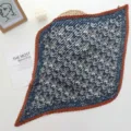 Λεπτομερής εικόνα μπλε paisley πλισέ τετραγωνικό φουλάρι με καφέ τελείωμα και υφή. - Μπλε Καφέ Λαχούρι