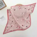 Gros plan détaillé du foulard carré plissé fleuri rose, texture élégante de tour de cou. - Style Rose Poudré Floral (zz25050904) / 70*70cm / Rose Poudré Floral