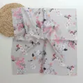 Petit foulard carre effet soie avec imprime floral et papillon, parfait pour coiffure et cou. - Gris clair