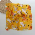 Petit foulard carre en imitation soie a motif floral jaune, elegante echarpe. - Jaune