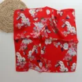 Joli foulard carré en soie rouge avec motif floral pour cheveux et décoration de cou. - Rouge