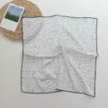 Foulard carré en similicuir soie à pois noir et blanc, accessoire polyvalent pour cheveux. - Noir et blanc à petits pois