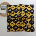 Petit carre de soie avec motif de cheval pixelise et impression geometrique elegante. - Cheval sur Fond Jaune