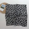 Foulard carre imprime floral abstrait noir et blanc polyvalent pour cheveux et cou elegant - Pétales abstraits
