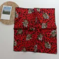 Foulard carré imprimé léopard rouge motif floral bandeau élégant accessoire style soie - Léopard Rouge