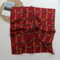 Foulard carré rouge imitation soie avec imprimé chaîne et boucles dorées classique chic - Base Rouge Chaîne Dorée