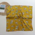 Petit carré en soie artificielle avec motif zébré tendance, foulard jaune pour femmes chic. - Imprimé Zèbre Jaune