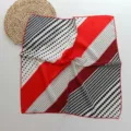 Petit foulard carré en soie artificielle à rayures géométriques et imprimé à pois rouge noir. - Rayé Rouge Noir et Blanc