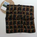 Carré de soie douce avec motif de chaînes, foulard polyvalent pour cheveux ou cou. - Base Noire Grillage Doré