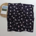 Foulard carré en imitation soie bleu marine avec imprimé caniches roses, élégant et chic. - Caniche Bleu Marine