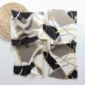 Carré de soie synthétique élégant avec imprimé de chaînes et de ceintures, accessoire chic. - Chaîne Noir Beige
