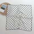 Foulard carré à pois noirs et blancs, accessoire de coiffure en imitation soie variante. - Grands Pois Noirs et Blancs