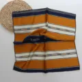 Carré de soie élégant avec rayures géométriques classiques en bleu marine et moutarde. - Rayures Vintage Jaune Bleu