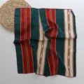 Carré en imitation soie avec rayures géométriques en vert et rouge, accessoire de coiffure. - Rayures Vintage Rouge Vert