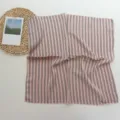 Petit foulard carré en soie artificielle à rayures roses, élégant et polyvalent pour cou et cheveux. - Rayé Rose