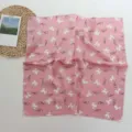 Foulard carré effet soie rose avec motif de caniche mignon, accessoire de cou élégant. - Caniche Rose
