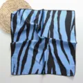 Foulard carré en soie à motif zébré bleu pour cheveux et cou, accessoire de mode polyvalent. - Imprimé Zèbre Bleu