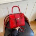 Rode glanzende krokodillenpatroon handtas met handvat en metalen gesp schoudertas stijlvol. - Rood