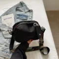 Zwarte casual schoudertas voor dames, veelzijdige nylon crossbody tas met brede riem. - Effen Zwart
