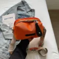 Oranje nylon crossbody tas met brede bloemenriem, casual tas voor dagelijks gebruik en reizen. - Oranje