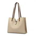 Sac cabas en cuir beige avec poignées marron et quincaillerie dorée, grand sac à main élégant. - Abricot