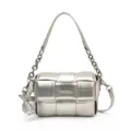 Silberne gepolsterte geflochtene Umhängetasche für Damen, modische Metallic Handtasche mit Kette. - Silber