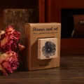 Tampon en bois vintage avec motif de fleurs Cosmos en boîte kraft, idéal pour journal et loisirs. - Renoncule