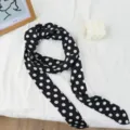Vista dettagliata di foulard in seta nera a pois bianchi, elegante accessorio per collo. - Versione Estesa / Pois Grandi Neri