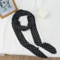 Sciarpa lunga e stretta in seta nera a pois bianchi, elegante accessorio rétro per il collo. - Versione Estesa / Pois Piccoli Neri