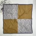 Elegante foulard quadrato bicolore con stampa classica a pois e delicati motivi floreali. - Bronzo / bianco