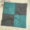 Foulard in seta quadrato patchwork con design floreale e pois, accessibile e chic. - Grigio / verde