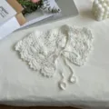 Vista dettagliata del falso colletto bianco all'uncinetto con motivo traforato e lacci. - Bianco
