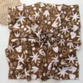 Vintage bruine vierkante bloemensjaal met elegante kantrand voor modieuze damestijl. - 70x70cm / Nr. 02 - Koffie