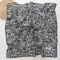 Grijs luipaardprint vierkante sjaal met kantrand, stijlvol accessoire voor dames lente en zomer. - 70x70cm / Grijs Luipaard (04)