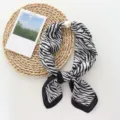 Elegante bufanda de seda con estampado de cebra en blanco y negro con hebilla magnética. - 105x28cm / Estampado de Cebra