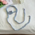 Detailansicht des hellblauen handgemachten Häkel-Blumen-Schals, süßes ästhetisches Halstuch. - Blau