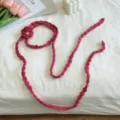 Handgemachter Strick Blumen schmaler Schal für Damen, trendiges Nackentuch süsses Accessoire. - Fuchsia