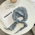 Foulard triangolare floreale blu da donna, graziosa fascia per capelli retro, accessorio primaverile. - Blu