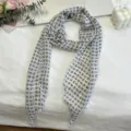 Detailopname van de lange paisley sjaal met prachtig 3D bloemenaccent en zachte stof. - Wit