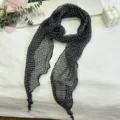 Detailopname van zwarte bloemendruksjaal voor dames met elegante 3D bloemenknoopstructuur. - Zwarte & Witte Bloemen