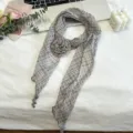 Grijs geruite smalle sjaal voor dames met 3D stoffen bloem chic elegant hals accessoire - Grijze & Witte Ruit