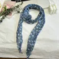 Blauwe gestippelde zijden sjaal met 3D bloem, chic elegant nekaccessoire vrouw. - Blauwe & Witte Stippen