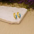 Mini créoles plaquées or avec une incrustation d'opale bleue au style rétro élégant. - Plaqué or 18 carats / Opale Bleue