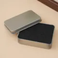 Detailansicht rechteckige silberne Blechdose mit schwarzem Schaumstoff, perfekt für Kleinigkeiten. - Blechdose + Schwamm / 9*6.5*2.4cm / Silber