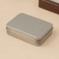 Nahaufnahme der rechteckigen, mattierten silbernen Blechdose, ideal für kleine Dinge. - Rechteckiger matten Stil / 9*6.5*2.4cm / Silber
